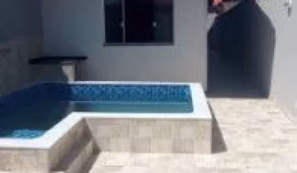 Ótima casa no bairro Nossa Senhora do Sion em Itanhaém - ficando lado serra em rua de terra.