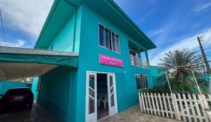 Residência à venda no bairro Guanabara, ideal para investidores ou famílias em busca de um imóvel amplo e versátil.