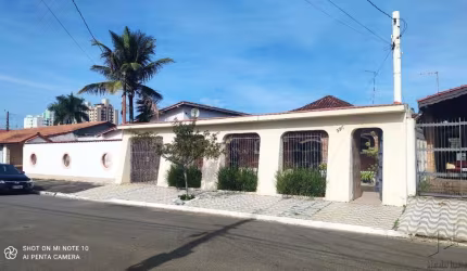 Imperdível casa à venda em Praia Grande-SP, no bairro Flórida: 4 quartos, 3 suítes, 1 sala, 4 banheiros, 6 vagas, 264m².
