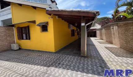 Casa no bairro Sumaré, com ótima localização, perto do centro de Caraguatatuba.