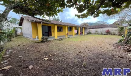 Casa a venda em Ubatuba, com 3 dormitórios em bairro residencial a 3 km da Praia de Maranduba.