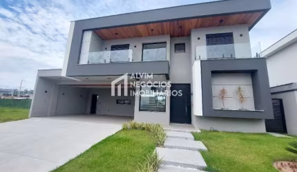 Sobrado com 354 m² de construção com 4 dormitórios - Venda