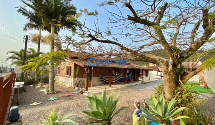 Casa ampla c/02 dormitórios, com piscina, no bairro Praia de Fora, Palhoça/SC.
