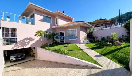 Casa com 03 dormitórios - 01 suíte com vista mar no Roçado em São José.