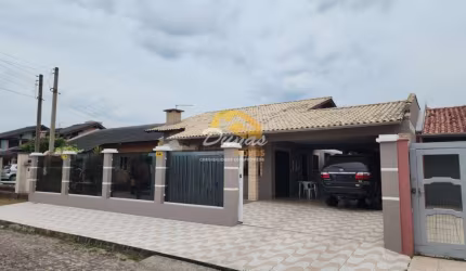 AMPLA RESIDÊNCIA APENAS UMA QUADRA DO MAR EM NOVA TRAMANDAÍ
