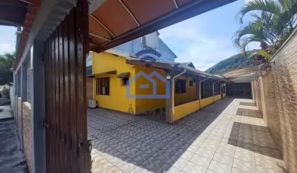 Casa à venda no bairro Sumaré em Caraguatatuba, SP - 2 dormitórios sendo 1 suíte, sala, sala de jan