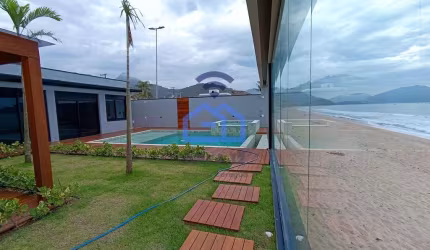 Belíssima casa 'pé na areia' no bairro Massaguaçu em Caraguatatuba, SP - 03 suítes, ambientes amplo