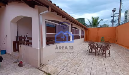 Casa de esquina com edícula à venda no bairro Indaiá em Caraguatatuba, SP com 02 dormitórios na cas
