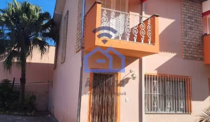 Sobrado de 88m² mobiliado à venda, localizado a apenas 500m da praia da Martim de Sá em Caraguatatu
