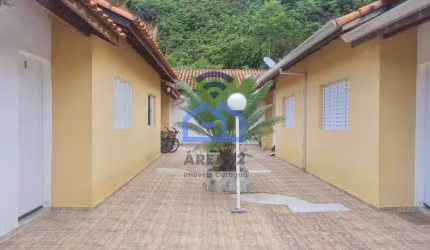 Casa com 2 dormitórios em condomínio para locação à poucos metros da praia na Martim de Sá em Carag