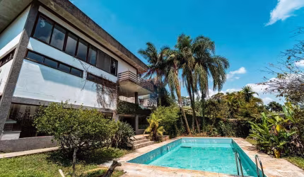 Casa terrea  com 259m²,  5 dormitórios e 6 vagas no Jardim Marajoara!