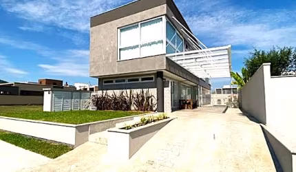 Linda Casa Mobiliada no Condomínio Caledônia/Aceita Permuta