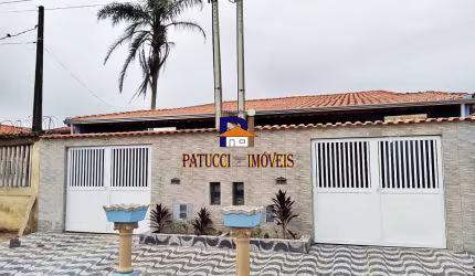 Casa com piscina 10 metros do mar. * NOVA * Lugar Nobre !!