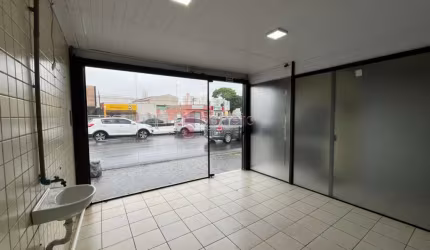 Salão Comercial para LOCAÇÃO em Jundiaí SP bairro Vianelo 115m² O salão possui vão livre, 2 banheiros sociais, espaço para copa e pequeno depósito.