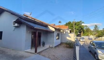 ESPAÇOSA CASA COM 3 DORMITÓRIOS SENDO 1 SUÍTE