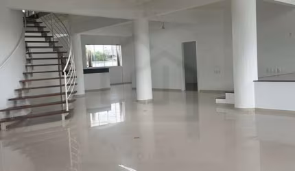 LINDA COBERTURA NO CENTRO DE BRUSQUE COM 4 DORMITÓRIOS SENDO 1 SUÍTE