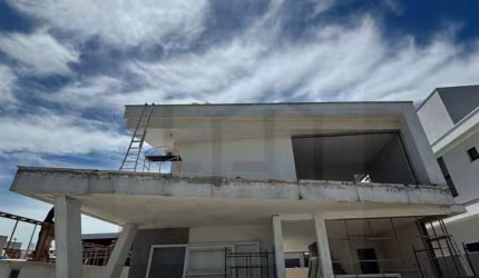 ENCANTADORA CASA DE 3 SUÍTES SENDO 1 SUÍTE MASTER