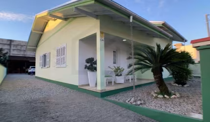 CASA BEM LOCALIZADA, MOBILIADA, COM 4 DORMITÓRIOS SENDO 1 SUÍTE