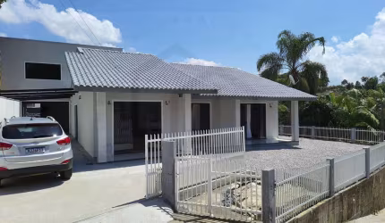CASA ALTO PADRÃO DE 250M² COM 5 DORMITÓRIOS SENDO 1 SUÍTE MASTER