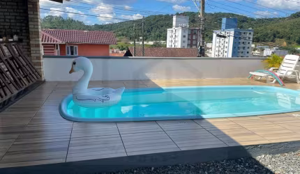 CASA DE ALTO PADRÃO COM QUATRO SUÍTES SENDO UMA SUÍTE