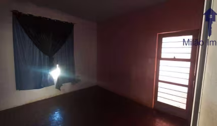 RESIDÊNCIA - 15 m² de frente, terreno de 255 m², 3 dormitórios ,2 banheiros, 2 vagas de garagem.