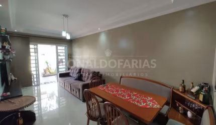 Casa Térrea a venda com 2 dormitórios e 4 vagas em Interlagos
