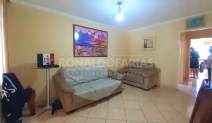 Casa à venda com 3 dormitórios, 2 suítes e 4 vagas na região de Interlagos.