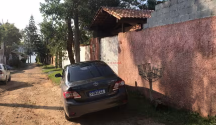 Casa térrea à venda com 3 dormitórios e 4 vagas na região de Parelheiros.