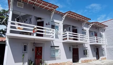 Casa duplex com 3 quartos na melhor localização do Braga! Condomínio com piscina.