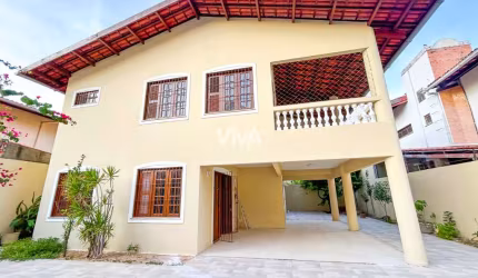 Casa em condomínio com 4 suítes no Luciano Cavalcante