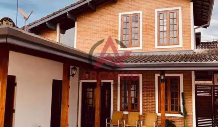 LINDA CASA ESPAÇOSA E AREJADA  , A VENDA NO CENTRO DE UBATUBA - SP