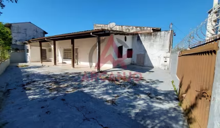 Casa em ótima localização no Centro !