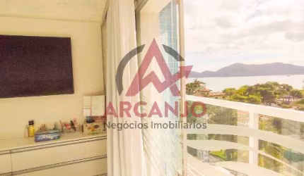 Linda cobertura com uma vista para o mar e para serra