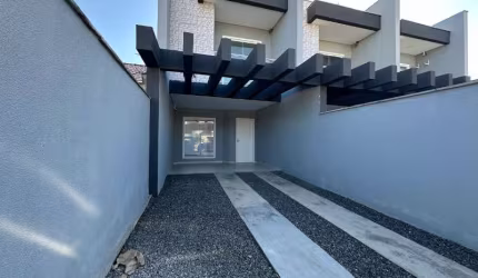 Imperdível! Casa à venda em Joinville-SC, bairro Guanabara. 3 quartos, 1 suíte, 3 salas, 2 vagas de garagem, 104m².