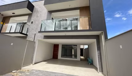 Casa à venda em Joinville-SC: 3 quartos, 3 suítes, 3 salas, 3 banheiros, 2 vagas de garagem, 198 m² na Floresta. Imperdível!
