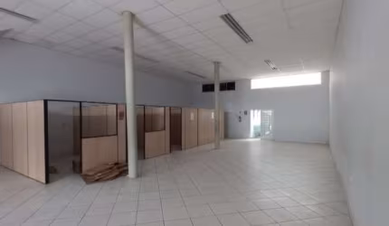 Salão comercial à venda no Jardim Toledo, em Votorantim-SP.