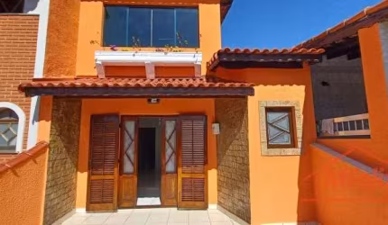 Sobrado de 220m² em Cidade Maia - Guarulhos: 4 dormitórios, 4 banheiros por R$900k (venda) ou R$4.100/mês (locação)