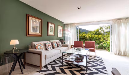 Vende-se casa, 3 quartos (3 suítes), 290m2, 6 vagas, placas solares.