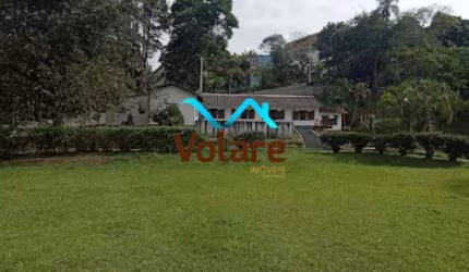 Casa à Venda em Itapevi-SP em terreno de 3.812 m² : 4 quartos, 4 suítes, 4 salas, 5 banheiros, 3 vagas de garagem, 349,35 m de área útil. ² (PL)