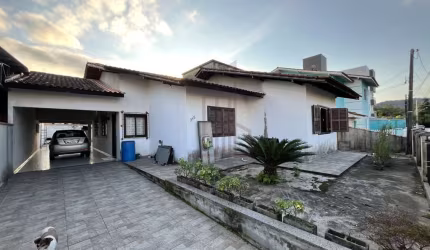 Casa com 3 quartos à venda no Limoeiro, Brusque  por R$ 600.000
