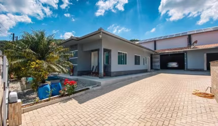 Casa com 2 quartos à venda no Bateas, Brusque  por R$ 1.000.000