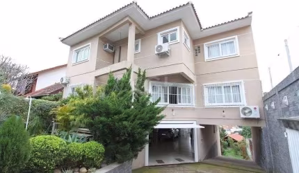 EXCELENTE CASA COM 4 DORMITÓRIOS, 6 VAGAS DE GARAGEM E VISTA PANORÂMICA.