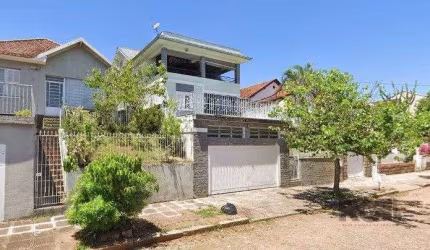Casa com 167m², 4 dormitórios, 2 suítes, 2 vagas no bairro Santa Tereza