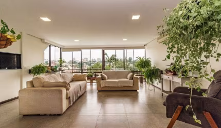 Casa de 484m², 4 dormitórios, 8 vagas no bairro Chácara das Pedras!