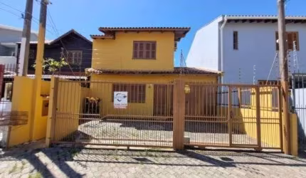 Sobrado em Porto Alegre, no bairro Vila Nova, com 3 dormitório(s), e 3 banheiros, à venda.
