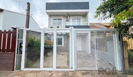 Casa em Porto Alegre, no bairro Hípica, com 3 dormitório(s), e 3 banheiros, à venda.