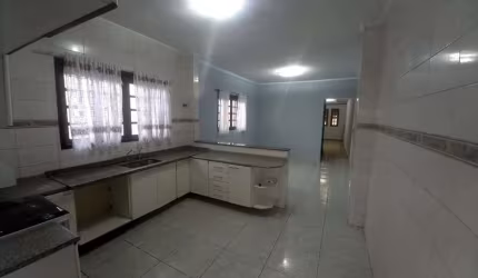 Excelente Sobrado com 3 dormitórios, sendo 1 suíte, 4 vagas, salão de festas! Localização privilegi