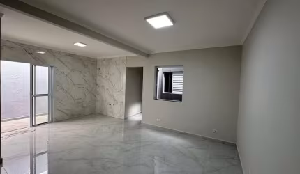 More a 200 metros do Bosque Maia – Casa Térrea Reformada no Parque Renato Maia com Conforto, Sofist