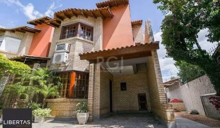 Casa de 147m² - 3 dormitórios, 1 suíte, churrasqueira, pátio com piscina e 3 vag