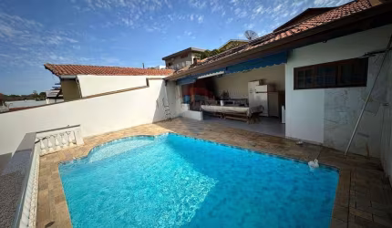 Casa 3 dormitórios sendo uma suíte e área de lazer com piscina e sauna